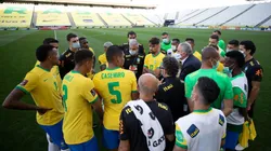 Integrantes da comissão técnica da Seleção Brasileira se reúnem com os jogadores após suspensão do jogo com a Argentina, em São Paulo; duelo não deve ter continuação em campo