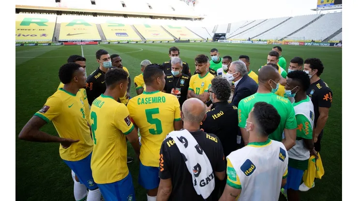 Integrantes da comissão técnica da Seleção Brasileira se reúnem com os jogadores após suspensão do jogo com a Argentina, em São Paulo; duelo não deve ter continuação em campo