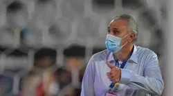 Tite desembarcou na manhã deste domingo, em Bogotá | Crédito: Thiago Ribeiro/AGIF