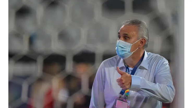 Tite desembarcou na manhã deste domingo, em Bogotá | Crédito: Thiago Ribeiro/AGIF