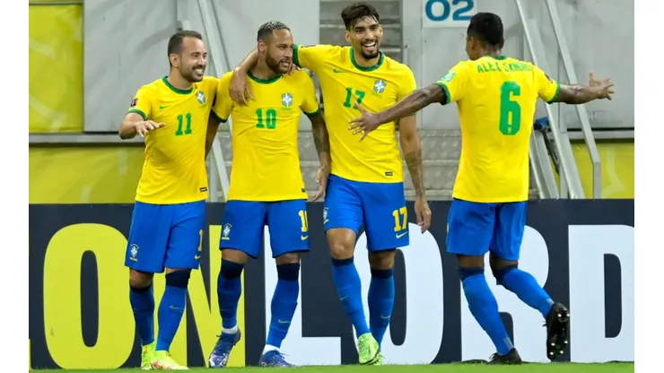 Jogadores do Brasil comemoram gol diante do Peru (Foto: Getty Images)