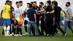 Agentes da ANVISA entram em campo e interrompem a partida (Foto: Getty Images)