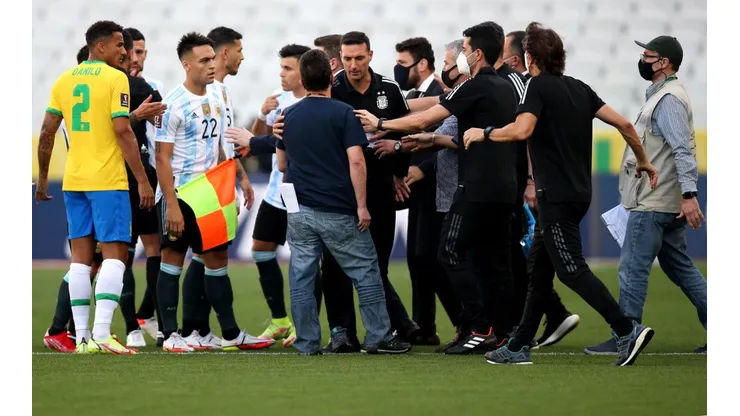 Agentes da ANVISA entram em campo e interrompem a partida (Foto: Getty Images)