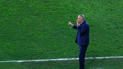 Torcida reclama de Daniel Alves e Arana no banco em jogo da Seleção Brasileira contra o Chile pelas Eliminatórias