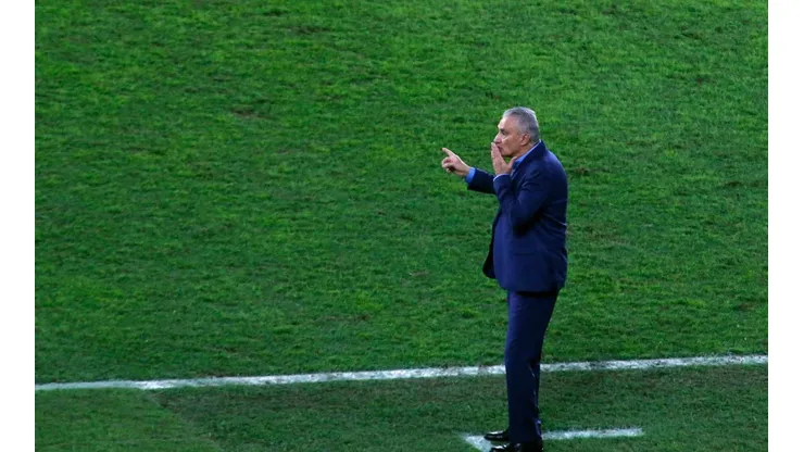 Torcida reclama de Daniel Alves e Arana no banco em jogo da Seleção Brasileira contra o Chile pelas Eliminatórias