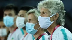 A treinadora, durante partida do Brasil nas Olimpíadas de Tóquio. (Foto: Getty Images)