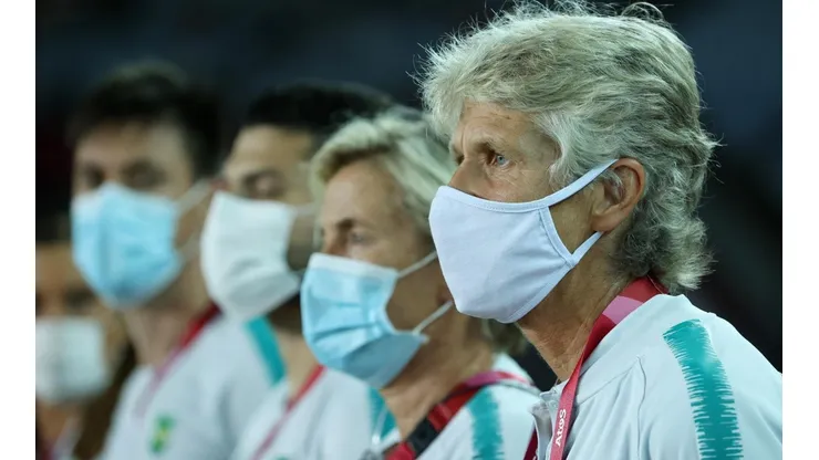 A treinadora, durante partida do Brasil nas Olimpíadas de Tóquio. (Foto: Getty Images)