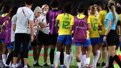 Registro da Seleção e a treinadora Pia, em meio ao jogo do Brasil contra o Canadá, nas Olimpíadas de Tóquio. (Foto: Getty Images)