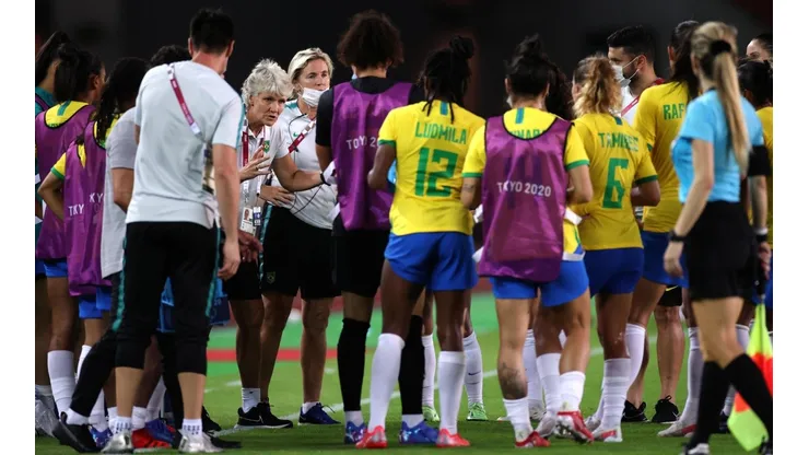 Registro da Seleção e a treinadora Pia, em meio ao jogo do Brasil contra o Canadá, nas Olimpíadas de Tóquio. (Foto: Getty Images)