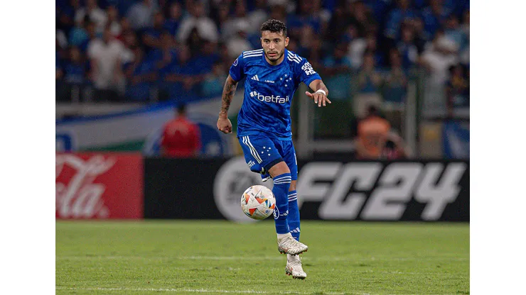 William Furtado of Cruzeiro controls the ball during the Copa CONMEBOL