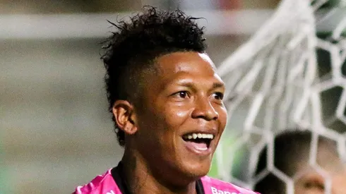 Billy Arce comemora seu gol durante partida contra o América-MG. Atacante negocia com o Peixão.