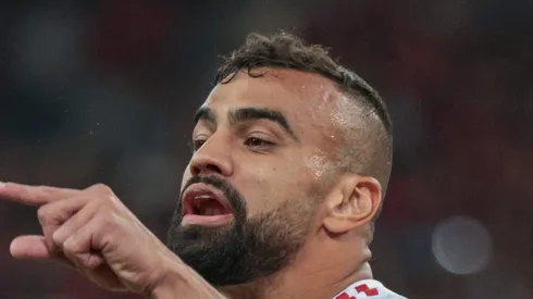 Fabrício Bruno durante partida contra o Athletico. Zagueiro pode sair do Mais Querido.