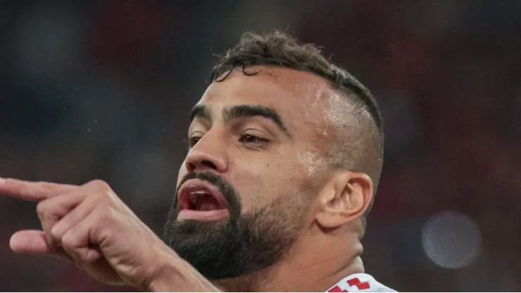 Fabrício Bruno durante partida contra o Athletico. Zagueiro pode sair do Mais Querido.