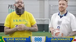O brasileiro Caue Moura e o inglês Jaackmaate jogaram futebol (Foto: Reprodução/Youtube)