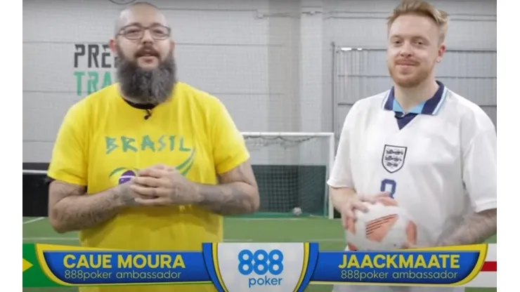 O brasileiro Caue Moura e o inglês Jaackmaate jogaram futebol (Foto: Reprodução/Youtube)