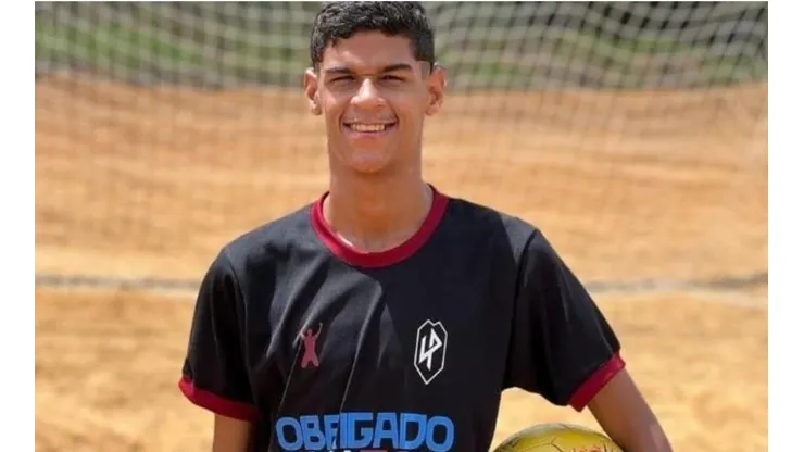 Foto: Reprodução/Instagram - Luva de Pedreiro causou polêmica com torcedores do Vasco