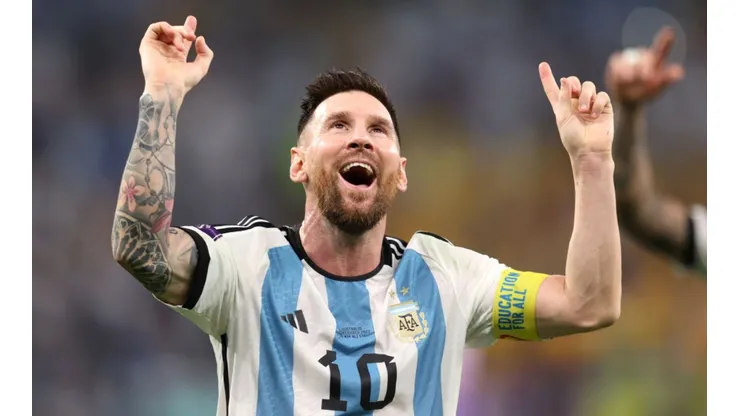 Photo by Alex Pantling/Getty Images - Messi leva Argentina para as quartas de final
