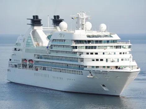 Mulher morre após navio de cruzeiro ser atingido por onda gigante