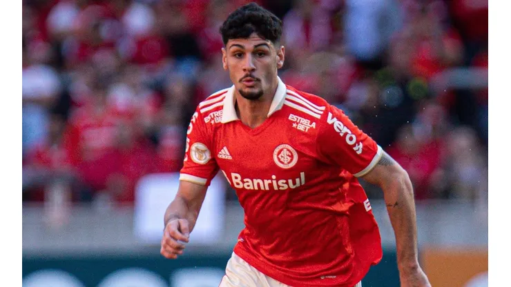 Foto: Maxi Franzoi/AGIF - Johnny foi colocado no time profissional por Abel Braga.