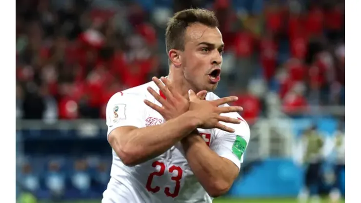 Clive Rose/Getty Images. Xherdan Shaqiri em celebração de golda Suíça contra a Sérvia, em 2018