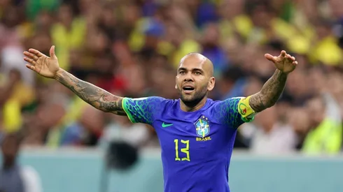 Photo by Richard Heathcote/Getty Images - Daniel Alves é alvo de muitas criticas durante o primeiro tempo do confronto contra Camarões