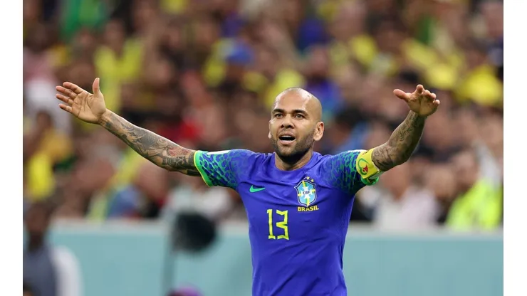 Photo by Richard Heathcote/Getty Images - Daniel Alves é alvo de muitas criticas durante o primeiro tempo do confronto contra Camarões