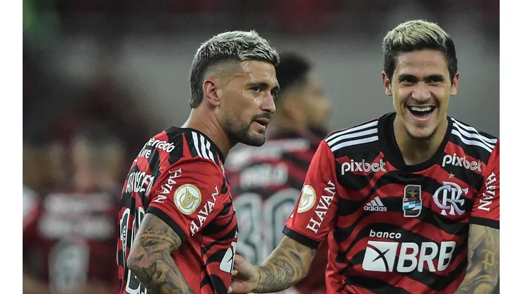 Foto: Thiago Ribeiro/AGIF - Dupla do Flamengo está no Catar.