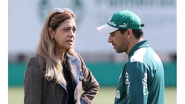 Foto: Cesar Greco - Leila Pereira conversa com Abel durante treino no Palmeiras