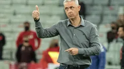 Foto: Robson Mafra/AGIF - Tiago Nunes comanda o Sporting Cristal, que fez convite a Rafael Thyere