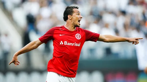 SAO PAULO, BRAZIL - SEPTEMBER 23: Leandro Damiao #09 of Internacional celebrates after scoring their first goal during the match against Corinthians for the Brasileirao 2018 at Arena Corinthians Stadium on September 23, 2018 in Sao Paulo, Brazil. (Photo by Alexandre Schneider/Getty Images)