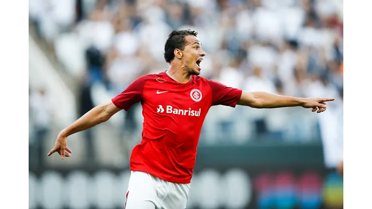 SAO PAULO, BRAZIL - SEPTEMBER 23: Leandro Damiao #09 of Internacional celebrates after scoring their first goal during the match against Corinthians for the Brasileirao 2018 at Arena Corinthians Stadium on September 23, 2018 in Sao Paulo, Brazil. (Photo by Alexandre Schneider/Getty Images)