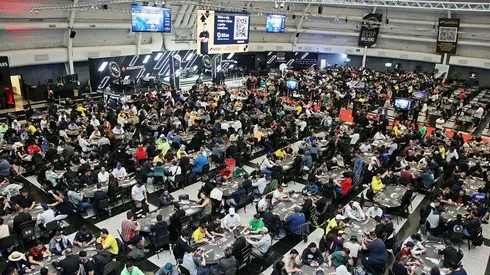 Golden Hall do WTC Sheraton completamente lotado de jogadores de poker (Foto: Luis Bertazini/BSOP)