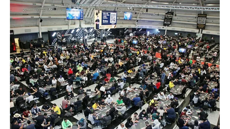 Golden Hall do WTC Sheraton completamente lotado de jogadores de poker (Foto: Luis Bertazini/BSOP)