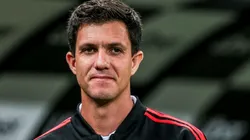 T1: "Desde os tempos de..."; Flamengo reencontra Barbieri tentando evitar recorde negativo em jogos pelo Brasileirão T2: "Desde os tempos de..."; Flamengo reencontra Barbieri tentando evitar recorde negativo em jogos pelo Brasileirão SUB: Rubro-negro perdeu os últimos dois jogos que fez pelo principal campeonato do país TEXTO: Atravessando um momento "ruim" na temporada, o Flamengo reencontrará um velho conhecido da torcida no seu próximo compromisso. Diante do Red Bull Bragantino, o Mais Querido vai em busca de uma vitória que não acontece desde o último dia 28 de agosto em partidas válidas pelo Brasileirão. Isto é, em quatro jogos disputados no mês de setembro, foram dois empates e duas vitórias. Dito isso, o Rubro-negro terá mais uma vez a oportunidade de cruzar com Maurício Barbieri, técnico da equipe de Bragança Paulista e que é o mais longevo do futebol brasileiro atual. No Braga desde setembro de 2020, Barbieri já está há dois anos à frente do projeto da Red Bull na elite do futebol brasileiro. No entanto, apesar de não ser tão lembrado, o treinador teve uma passagem pelo Flamengo em 2018. Na época, após ser contratado em janeiro para fazer parte da comissão técnica permanente do Clube da Gávea, assumiu o comando da equipe após a demissão de Paulo César Carpegiani, no fim de março. Todavia, foi efetivado somente em junho, mas os maus resultados no segundo semestre levaram a diretoria da época a demiti-lo no fim de setembro daquele ano. Dito isso, vale destacar que o Flamengo ainda não conseguiu derrotar o Bragantino desde que o Clube passou a ser gerido pela Red Bull. Dessa maneira, na partida que será disputada neste sábado (1), o Flamengo pode evitar uma sequência que não acontece desde os tempos de Paolo Guerrero. Isto é, desde o começo do Brasileirão de 2015 que o Orgulho da Nação não fica cinco rodadas seguidas sem vencer pela competição. Atualmente, a série é de quatro partidas, com dois empates e duas derrotas nesse período. Quer dizer, além de precisar "quebrar um tabu" contra esse novo Bragantino, o Flamengo também jamais venceu a equipe paulista na era dos pontos corridos. No entanto, pode-se dizer que o Mais Querido "saiu vitorioso" no primeiro turno, visto que a derrota por 1 a 0 no interior paulista causou a demissão do técnico Paulo Sousa. Com isso, Dorival Júnior foi procurado e colocou o time nas finais da Libertadores e da Copa do Brasil. A bola entra em jogo amanhã (1), às 19h, no Maracanã. CTA - Flamengo - Tá, um dado que a gente sabe é que o Flamengo jamais derrotou o Braga desde que a Red Bull assumiu o projeto, mas acho que o jogo do primeiro turno pode ser considerado uma vitória. Afinal, depois daquela derrota de 1 a 0, Paulo Sousa caiu e o nosso 2022 começou de verdade ?? TC: IH, RAPAZ! Flamengo reencontra Barbieri precisando vencer para evitar recorde negativo; Confira! Foto: Ale Cabral/AGIF - Maurício Barbieri esteve no Flamengo em 2018.