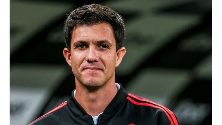 T1: "Desde os tempos de..."; Flamengo reencontra Barbieri tentando evitar recorde negativo em jogos pelo Brasileirão T2: "Desde os tempos de..."; Flamengo reencontra Barbieri tentando evitar recorde negativo em jogos pelo Brasileirão SUB: Rubro-negro perdeu os últimos dois jogos que fez pelo principal campeonato do país TEXTO: Atravessando um momento "ruim" na temporada, o Flamengo reencontrará um velho conhecido da torcida no seu próximo compromisso. Diante do Red Bull Bragantino, o Mais Querido vai em busca de uma vitória que não acontece desde o último dia 28 de agosto em partidas válidas pelo Brasileirão. Isto é, em quatro jogos disputados no mês de setembro, foram dois empates e duas vitórias. Dito isso, o Rubro-negro terá mais uma vez a oportunidade de cruzar com Maurício Barbieri, técnico da equipe de Bragança Paulista e que é o mais longevo do futebol brasileiro atual. No Braga desde setembro de 2020, Barbieri já está há dois anos à frente do projeto da Red Bull na elite do futebol brasileiro. No entanto, apesar de não ser tão lembrado, o treinador teve uma passagem pelo Flamengo em 2018. Na época, após ser contratado em janeiro para fazer parte da comissão técnica permanente do Clube da Gávea, assumiu o comando da equipe após a demissão de Paulo César Carpegiani, no fim de março. Todavia, foi efetivado somente em junho, mas os maus resultados no segundo semestre levaram a diretoria da época a demiti-lo no fim de setembro daquele ano. Dito isso, vale destacar que o Flamengo ainda não conseguiu derrotar o Bragantino desde que o Clube passou a ser gerido pela Red Bull. Dessa maneira, na partida que será disputada neste sábado (1), o Flamengo pode evitar uma sequência que não acontece desde os tempos de Paolo Guerrero. Isto é, desde o começo do Brasileirão de 2015 que o Orgulho da Nação não fica cinco rodadas seguidas sem vencer pela competição. Atualmente, a série é de quatro partidas, com dois empates e duas derrotas nesse período. Quer dizer, além de precisar "quebrar um tabu" contra esse novo Bragantino, o Flamengo também jamais venceu a equipe paulista na era dos pontos corridos. No entanto, pode-se dizer que o Mais Querido "saiu vitorioso" no primeiro turno, visto que a derrota por 1 a 0 no interior paulista causou a demissão do técnico Paulo Sousa. Com isso, Dorival Júnior foi procurado e colocou o time nas finais da Libertadores e da Copa do Brasil. A bola entra em jogo amanhã (1), às 19h, no Maracanã. CTA - Flamengo - Tá, um dado que a gente sabe é que o Flamengo jamais derrotou o Braga desde que a Red Bull assumiu o projeto, mas acho que o jogo do primeiro turno pode ser considerado uma vitória. Afinal, depois daquela derrota de 1 a 0, Paulo Sousa caiu e o nosso 2022 começou de verdade ?? TC: IH, RAPAZ! Flamengo reencontra Barbieri precisando vencer para evitar recorde negativo; Confira! Foto: Ale Cabral/AGIF - Maurício Barbieri esteve no Flamengo em 2018.