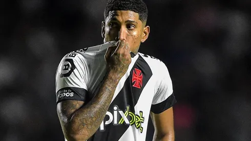 Foto: Thiago Ribeiro/AGIF - Raniel tem enfrentado dificuldades no Vasco e situação chegou ao Santos