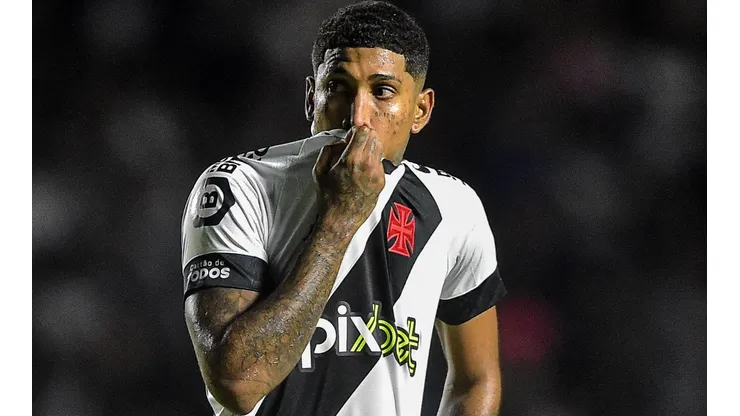Foto: Thiago Ribeiro/AGIF - Raniel tem enfrentado dificuldades no Vasco e situação chegou ao Santos