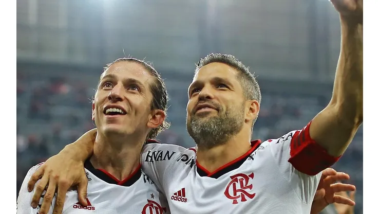 - Filipe Luís ao lado de Diego Ribas