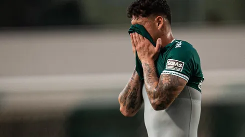 Heber Gomes/AGIF - Zagueiro do Goiás em ação contra o Coritiba.