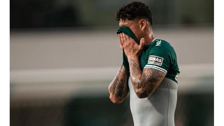 Heber Gomes/AGIF - Zagueiro do Goiás em ação contra o Coritiba.