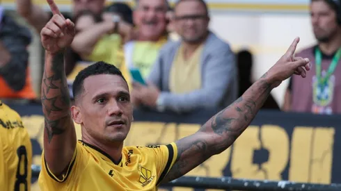 Foto: Lucas Sabino/AGIF - Thiago Alagoano é titular no meio campo de Tencati.