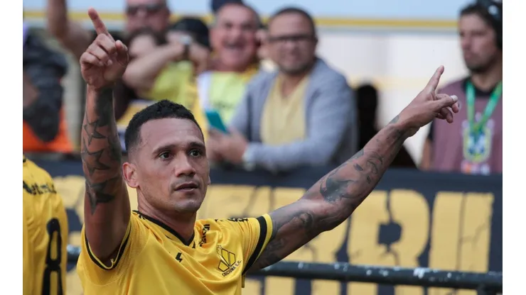 Foto: Lucas Sabino/AGIF - Thiago Alagoano é titular no meio campo de Tencati.