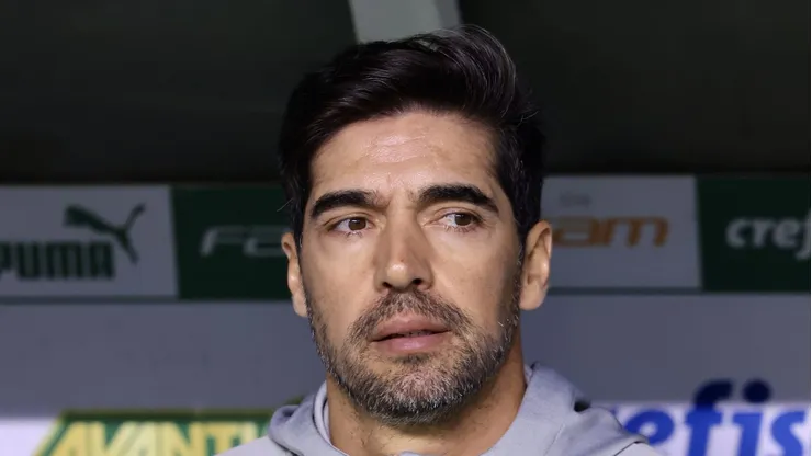 Abel Ferreira durante partida contra o Cruzeiro. Treinador recebe promessa da presidente do Verdão.