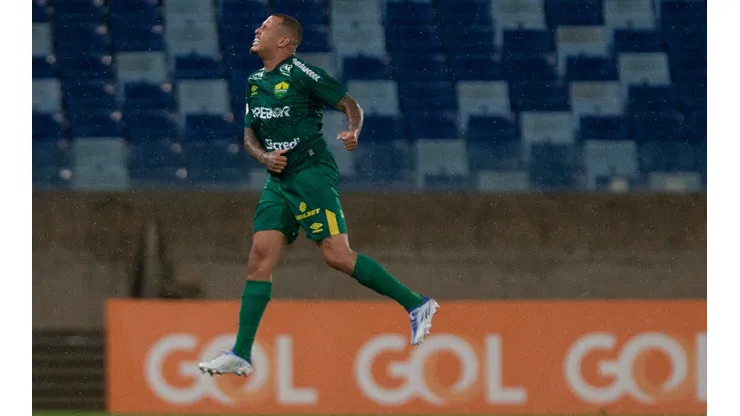 Foto: Gil Gomes/AGIF - Sidcley comemora o seu gol na vitória do Cuiabá