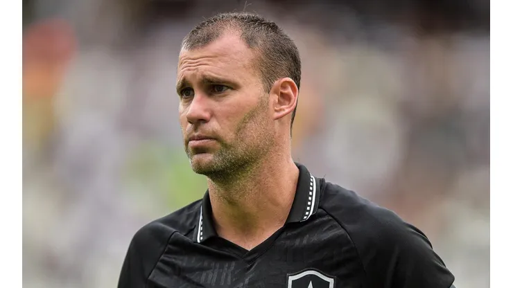 Joel Carli entrou em acordo com SAF do Botafogo (Foto: Thiago Ribeiro/AGIF)