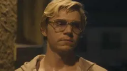 O ator Evan Peters interpreta Dahmer na série - Imagem: Reprodução/Netflix