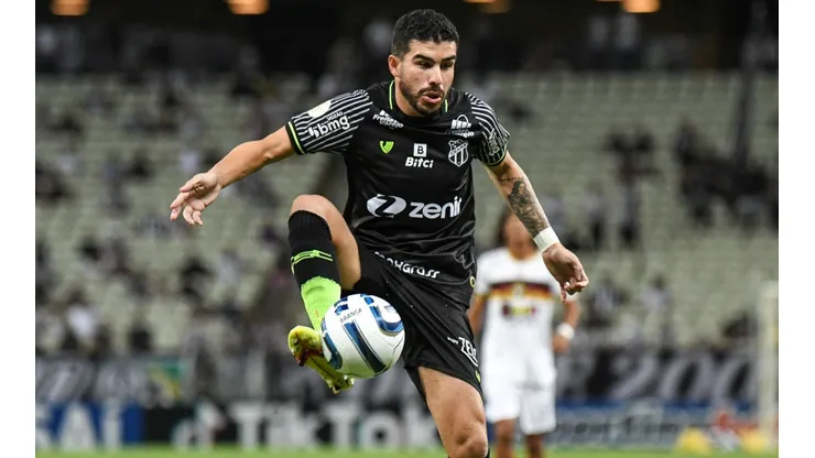 Richardson com a camisa do Ceará (Foto: Kely Pereira/AGIF)