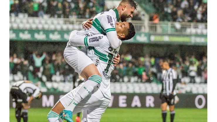 Foto: Robson Mafra/AGIF: Coritiba venceu com gol de Fabrício Daniel