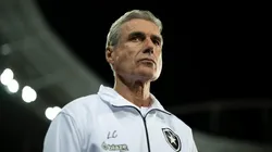 Luis Castro sob o comando do Botafogo (Foto: Jorge Rodrigues/AGIF)