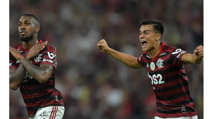 Foto: Thiago Ribeiro/AGIF - Gerson (à direita) no Palmeiras? Nicola conversou com representante do Verdão para esclarecer boato
